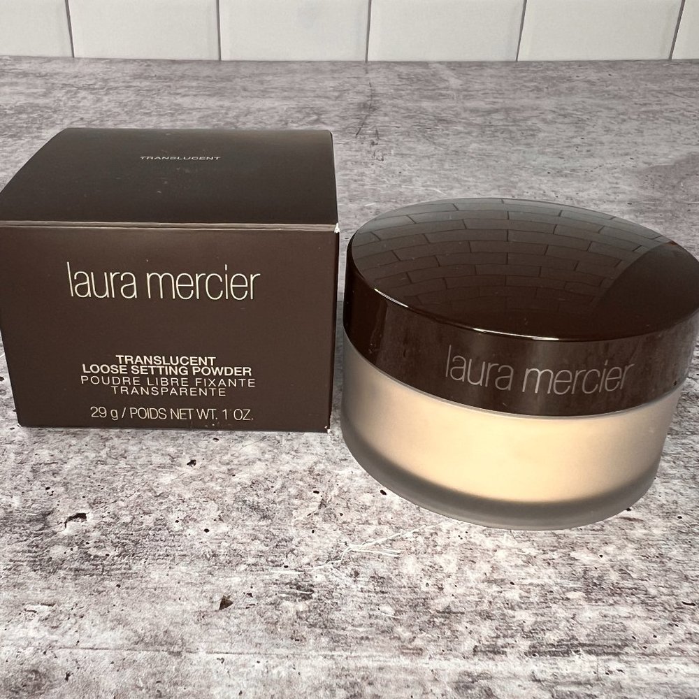 Laura Mercier Translucent Loose Setting Powder in Translucent
